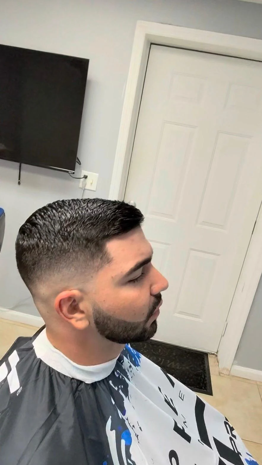 Corte definido con barba arreglada