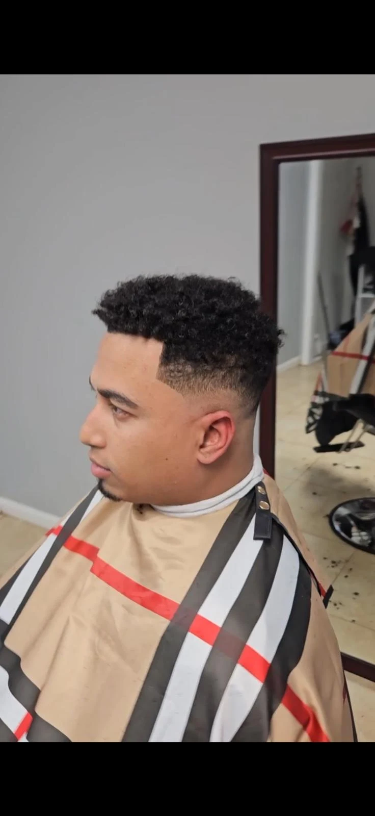 Cabello rizado con degradado lateral